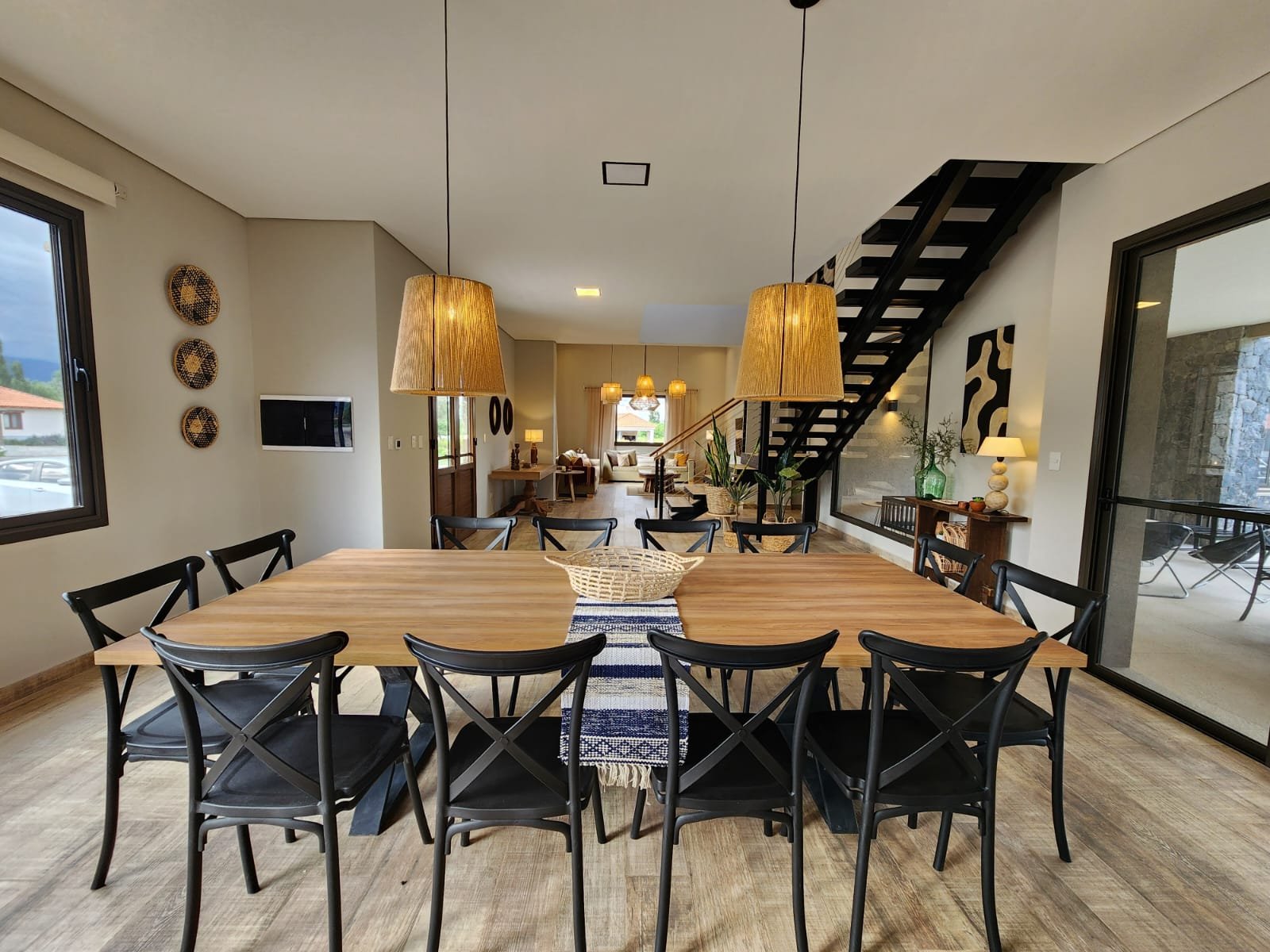 Sala de jantar e estar modernas com muita madeira e janelas amplas — projeto Ca La Estancia, por Luciana González Anderson, em Cafayate